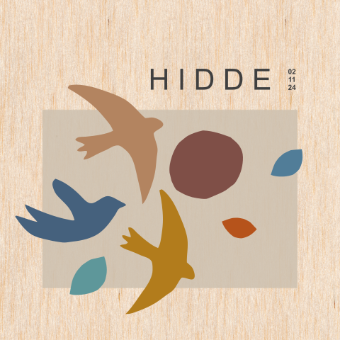 Echt houten geboortekaart met vogels in hip kleurenschema