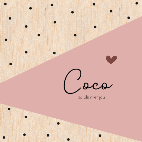Geboortekaartje op echt hout met zwarte stipjes, roze vlak en hartje