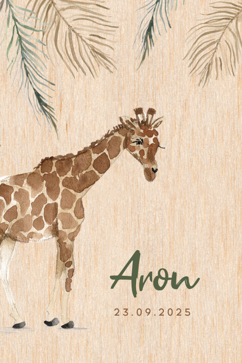 Echt houten geboortekaartje met een giraffe en bladeren