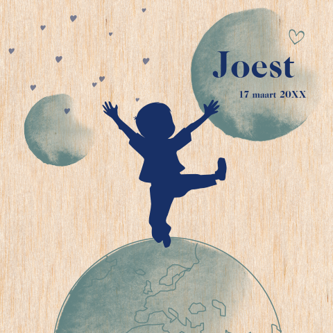 Houten geboortekaartje met silhouetje, wereldbol, maan en hartjes
