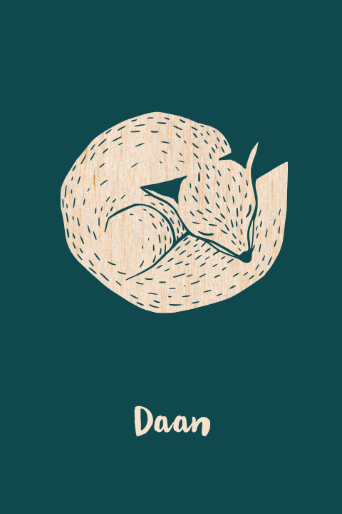 Geboortekaartje op echt hout met slapend vosje