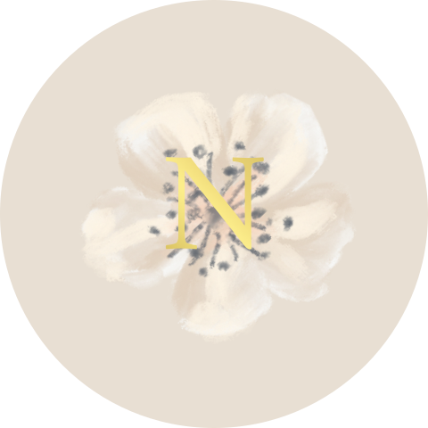 Sluitsticker met goudfolie initiaal en bloem