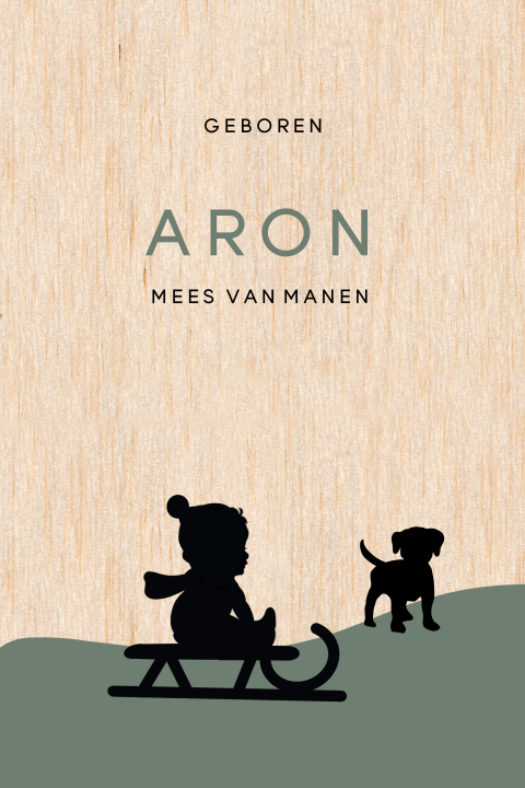Echt houten geboortekaartje met silhouet van jongetje op slee