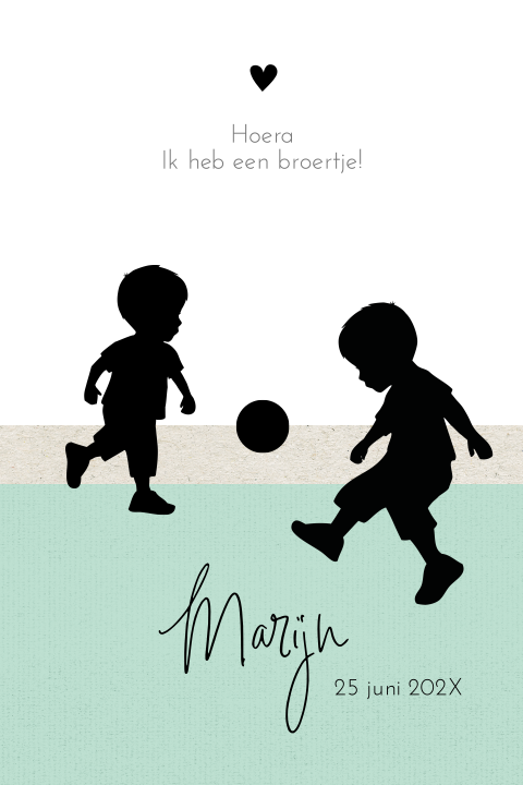 Stoer geboortekaartje met silhouet voetballende broertjes op groen