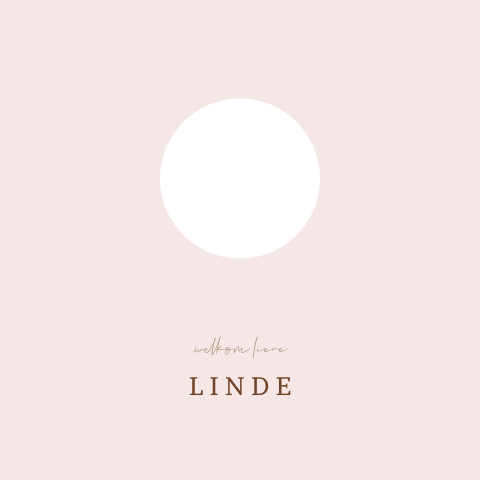 Roze geboortekaartje met doorkijkje naar meisje in ledikant