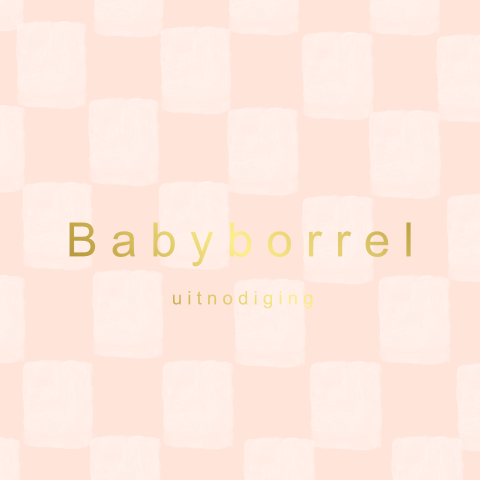 Stijlvol babyborrel kaartje met oranje ruitjespatroon en goudfolie