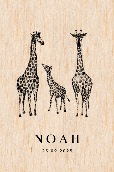 Lief geboortekaartje op echt hout met giraffengezin