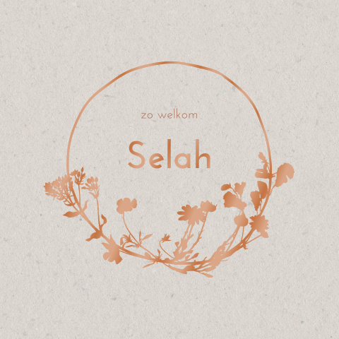 Hip hoogglans geboortekaartje voor meisje met stijlvolle bloemenkrans