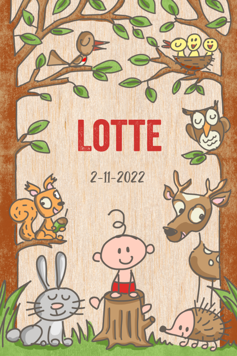 Lief geboortekaartje op echt hout met meisje en bos dieren