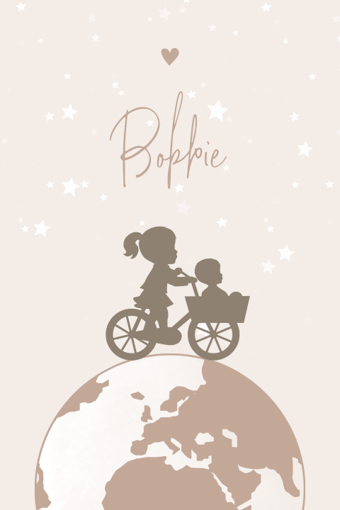 Beige geboortekaartje met wereldbol en silhouetjes op fiets