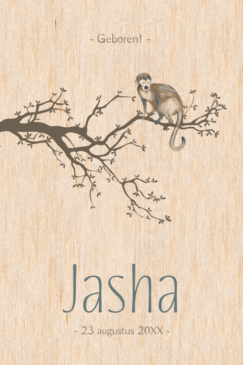 Houten geboortekaartje met klein aapje op een tak