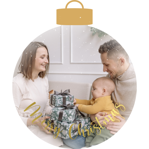 Kerstkaart in vorm van kerstbal met foto en goudfolie