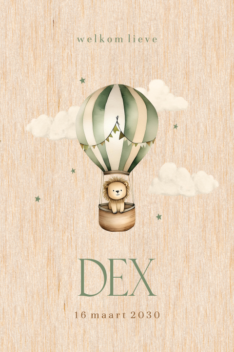Houten geboortekaartje met groene luchtballon en leeuwtje