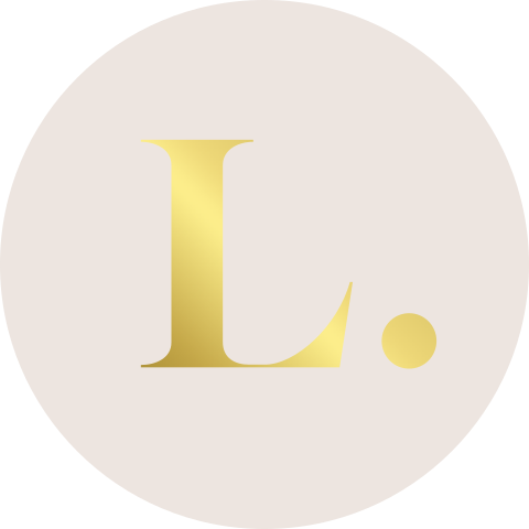 Zandkleurige sluitsticker met initiaal