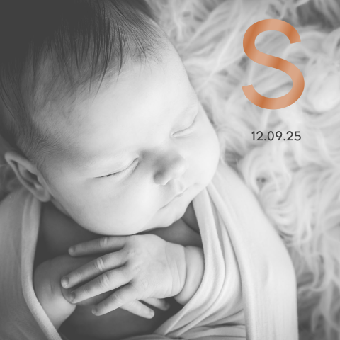 Hoogglans geboortekaartje voor meisje met foto en koperen letters