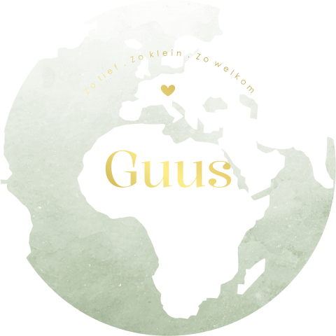 Rond goudfolie geboortekaartje met wereld voor een jongen