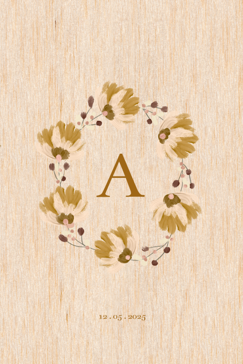 Geboortekaartje op echt hout met bloemenkrans en letter