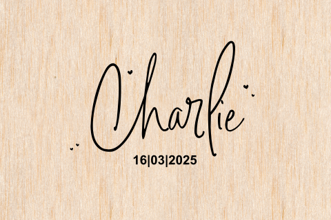 Trendy geboortekaartje op echt hout met speelse typografie en hartje