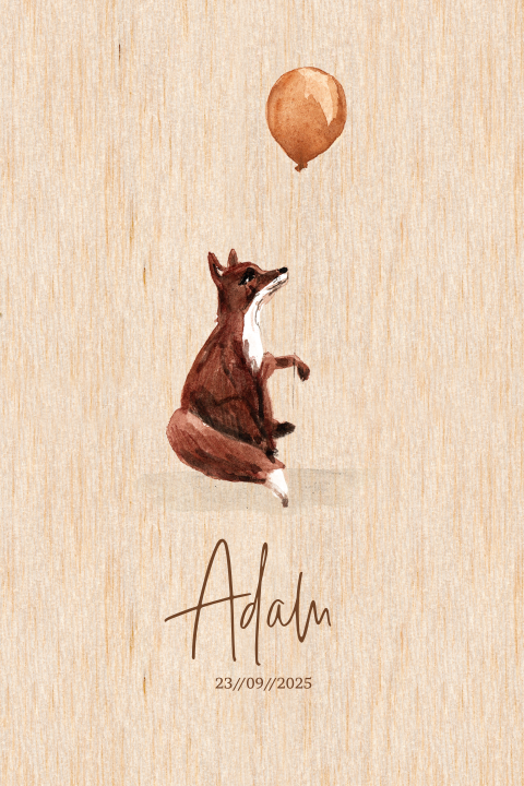 Houten geboortekaartje met een vos en een ballonnetje
