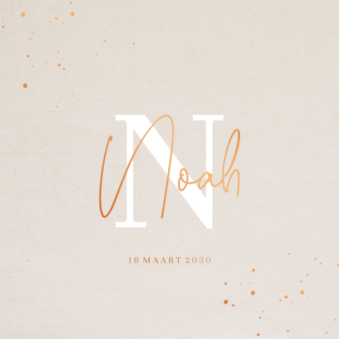 Luxe geboortekaartje met koperfolie, initiaal en lichte structuur