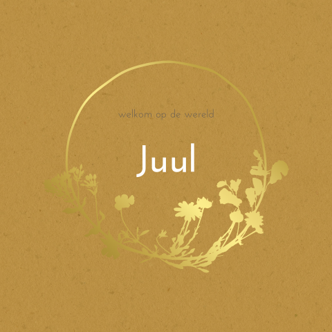 Goudfolie geboortekaartje voor meisje met bloemenkrans op okergeel