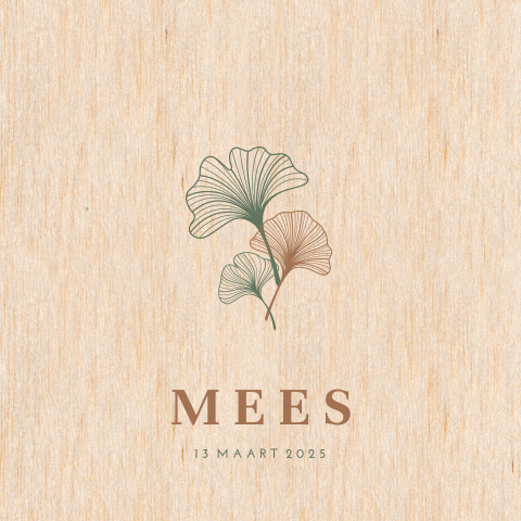 Stijlvol geboortekaartje op echt hout voor jongen met ginkgo bladeren