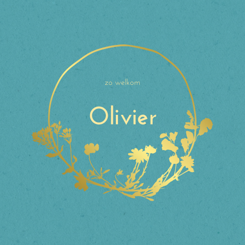 Goudfolie geboortekaartje voor jongen met lente bloemenkrans op groen