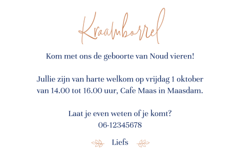 Witte kraamborrelkaart met tekst in blauw en hoogglans