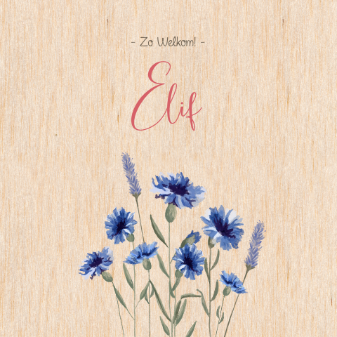 Hip geboortekaartje op echt hout met korenbloemen van watercolor