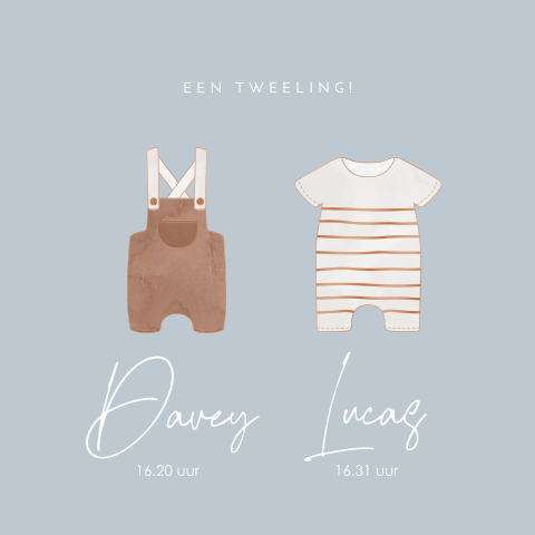 Geboortekaart voor jongens tweeling met babykleertjes en hoogglans