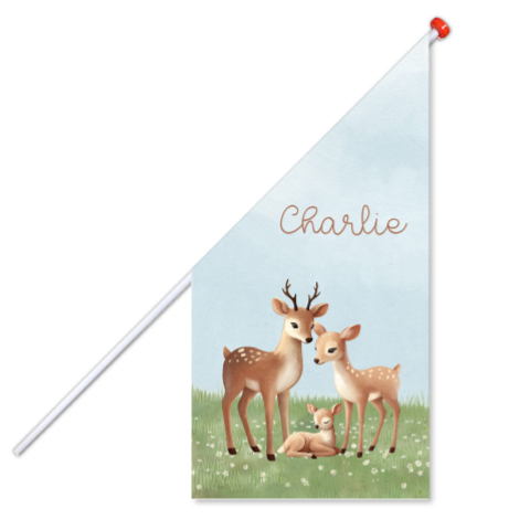 Geboortevlag met hertengezin in het gras en bloemen