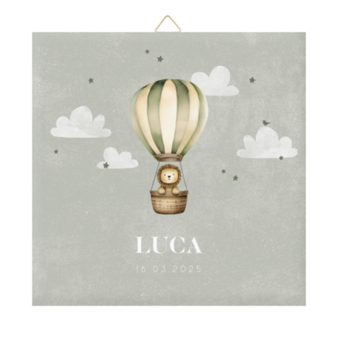 Vrolijk geboortetegeltje met luchtballon en leeuwtje