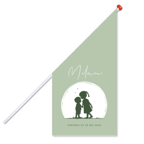 Groene geboortevlag met silhouetjes van klein broertje met grote zus