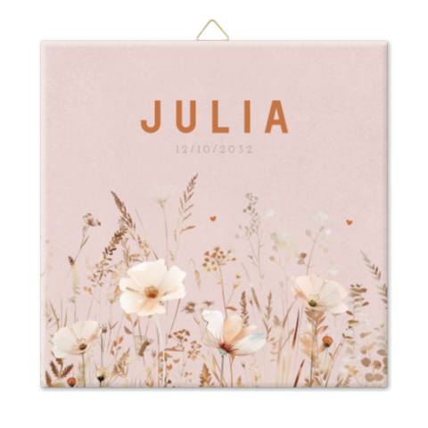 Geboortetegel met zachte bloemen op roze achtergrond