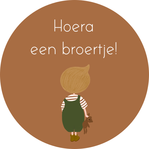 Sticker traktatie hoera een broertje blond jongetje knuffelbeer