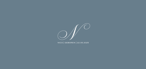 Klassiek geboortekaartje met initiaal en blauw