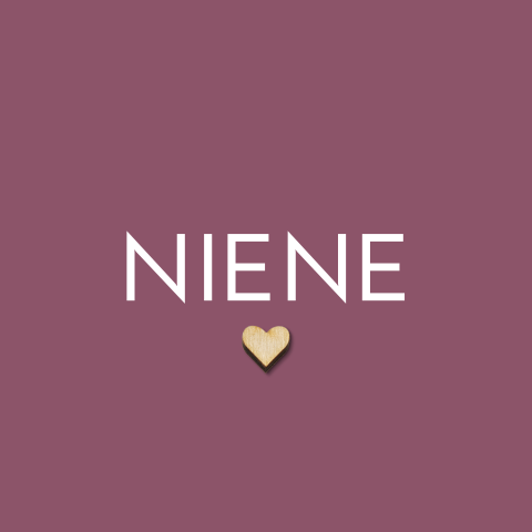 Minimalistisch geboortekaartje met houten hartje