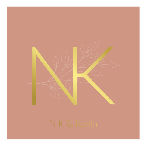 Vierkant gevouwen trouwkaart met initialen in goudfolie