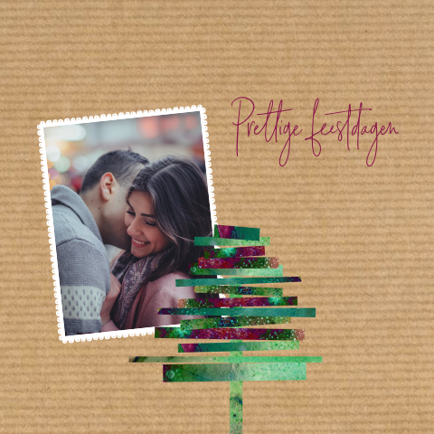 Hippe kerstkaart met kraftpapier en kerstboom