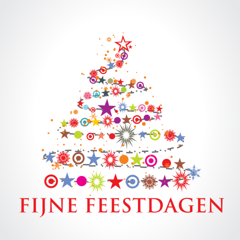 Kerstkaart met gekleurde sterren in de kerstboom