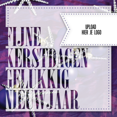 Een strakke kerstkaart met paarse achtergrond