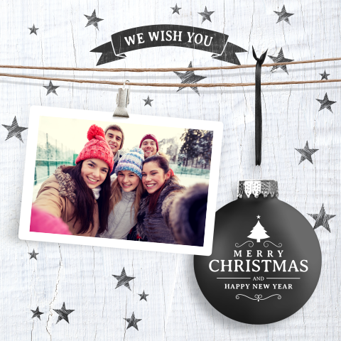 Een foto-kerstkaart met zwarte kerstbal