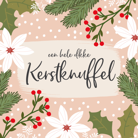 Kerstkaart met dennentakken, kerstbloemen en hulst