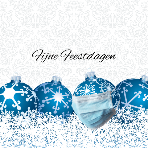 Kerstballen in de sneeuw met mondkapje