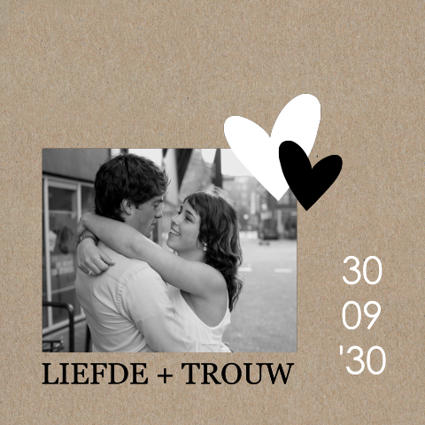 Trendy trouwkaart met foto en hart op kraft