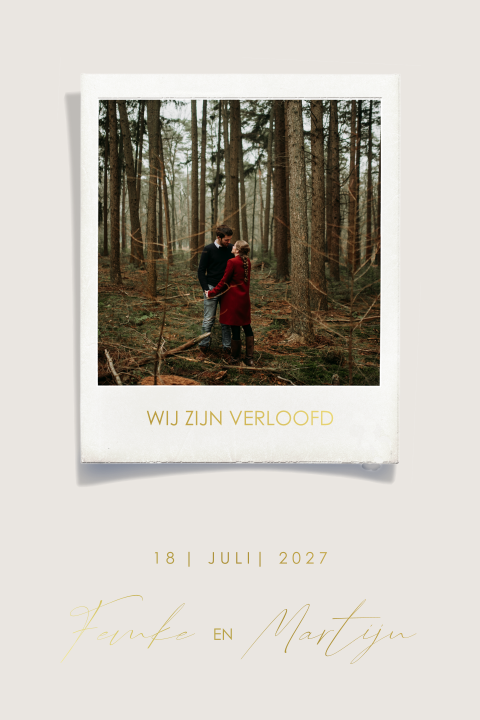 Stijlvolle verlovingskaart met goudfolie en poloroid