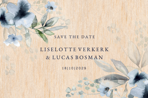 Houten Save the Date met blauwe bloemen