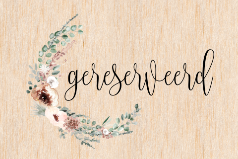 Gereserveerd kaartje van hout met bloemen