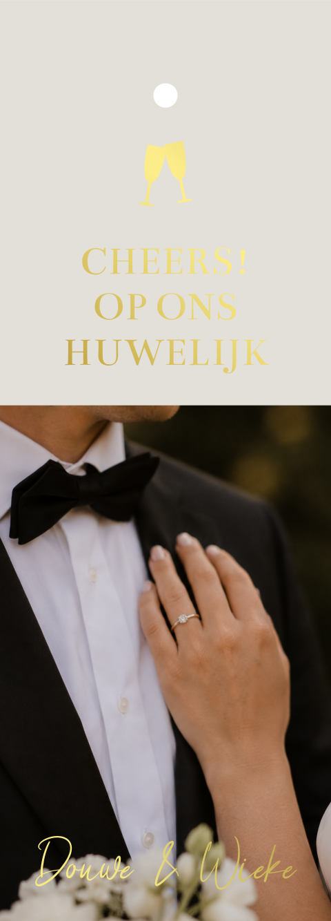 Label aan wijnfles met goudfolie