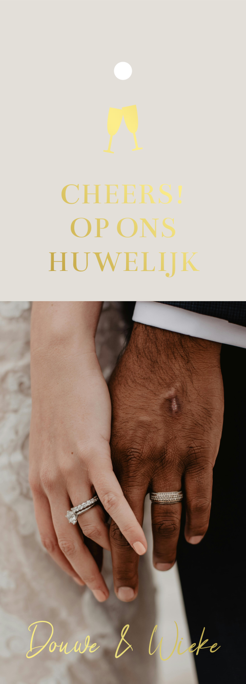Label aan wijnfles met goudfolie